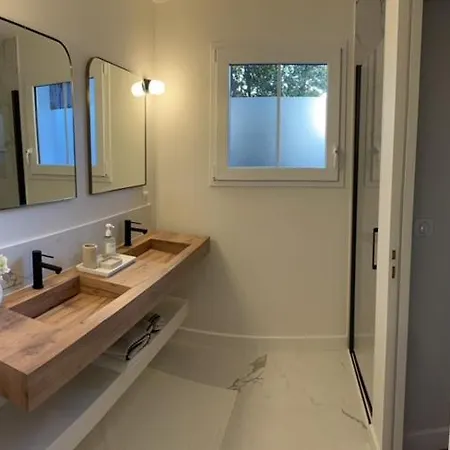 Chaleureuse Avec 5 Chambres & Piscine