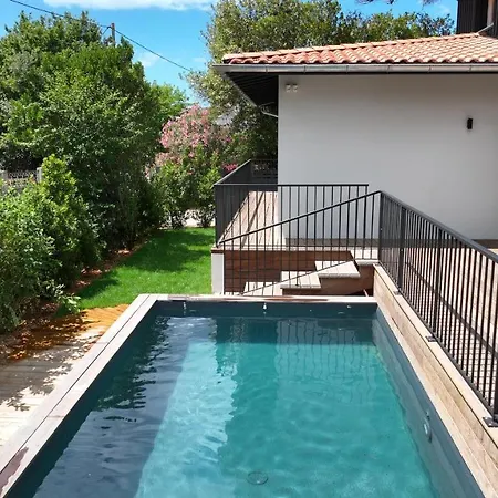 Вилла Chaleureuse Avec 5 Chambres & Piscine Гюжан-Местрас