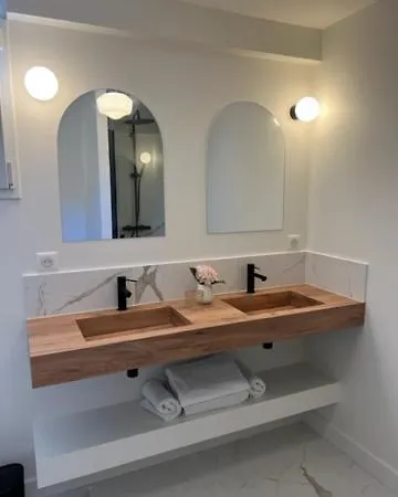 Chaleureuse Avec 5 Chambres & Piscine *