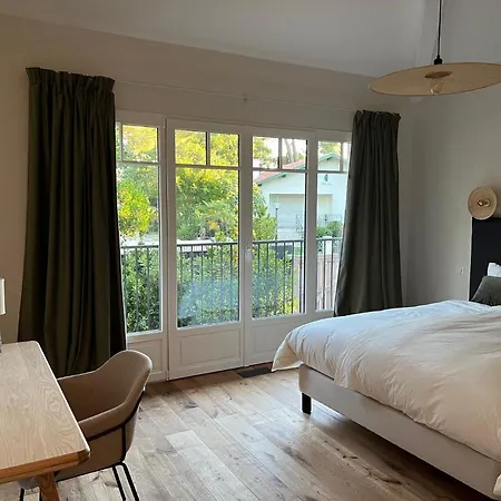 Chaleureuse Avec 5 Chambres & Piscine